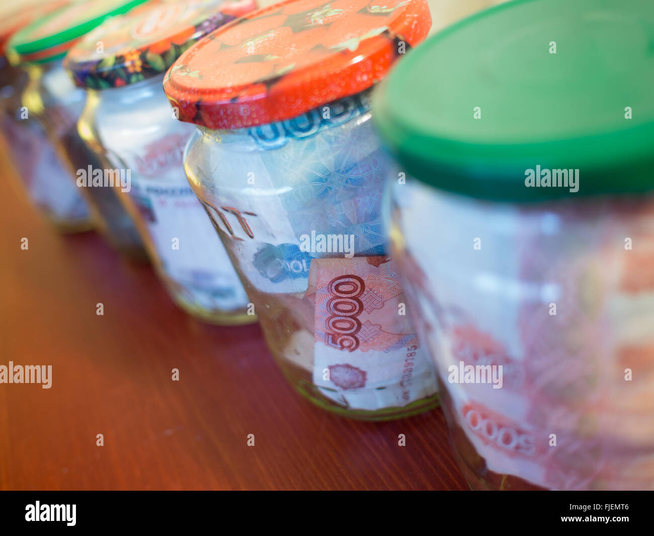 Vasi di contanti. Vasi di vetro con banconote Foto Stock