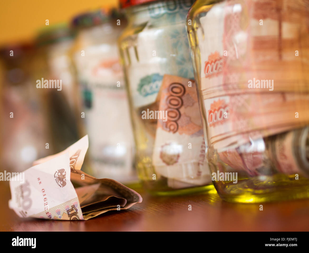 Vasi di contanti. Vasi di vetro con banconote Foto Stock