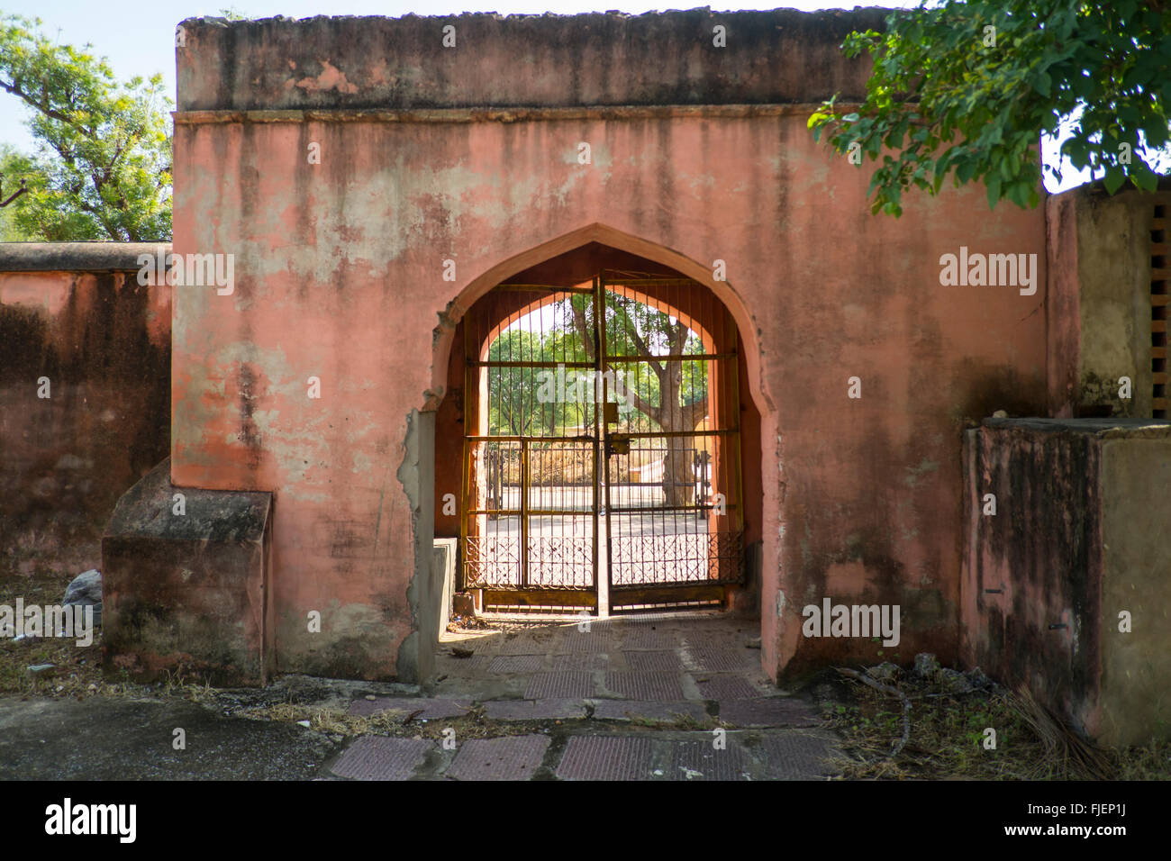 Vista di uno dei cancelli di parete in corrispondenza della gate di Mughal presso il tempio Jain Shri Parshvanath Digambar Jain Nasiyan in Viratnagar, in Raj Foto Stock