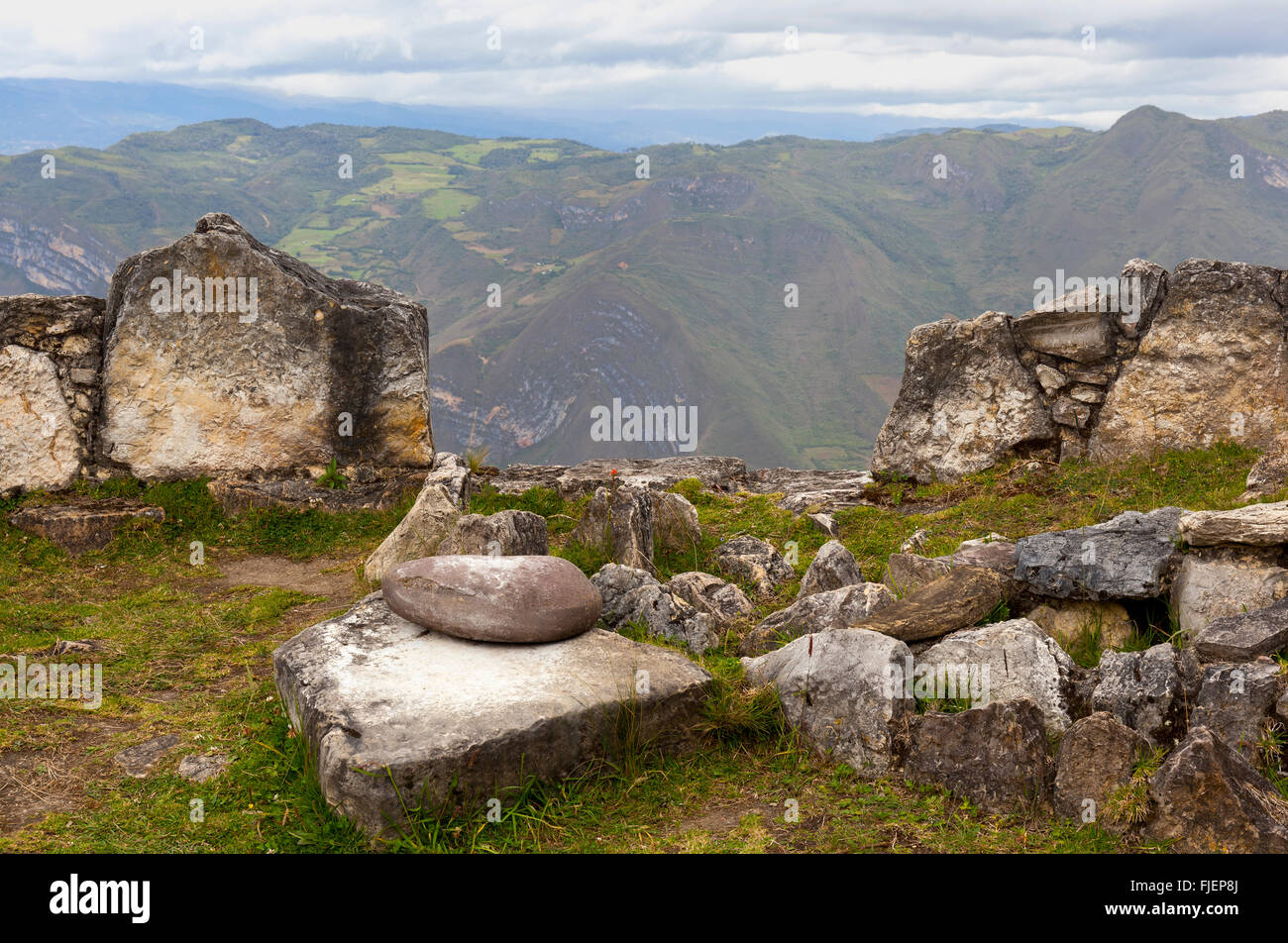 Parte delle rovine dell'antica cittadella di Kuelap nel nord del Perù che mostra le montagne delle Ande Foto Stock