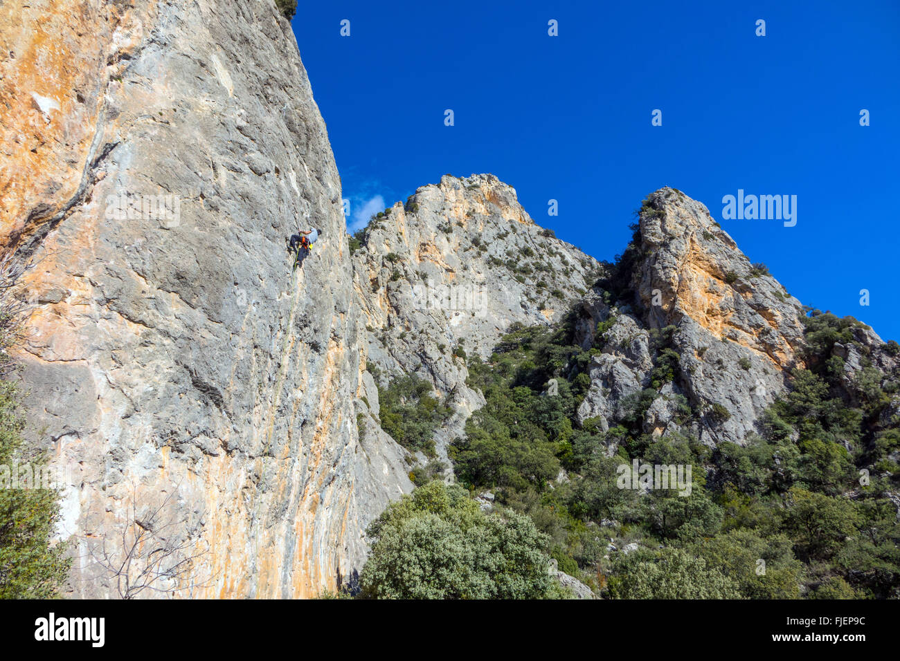 Maschio di rocciatore sulla ripida scogliera di pietra calcarea Spagna Foto Stock