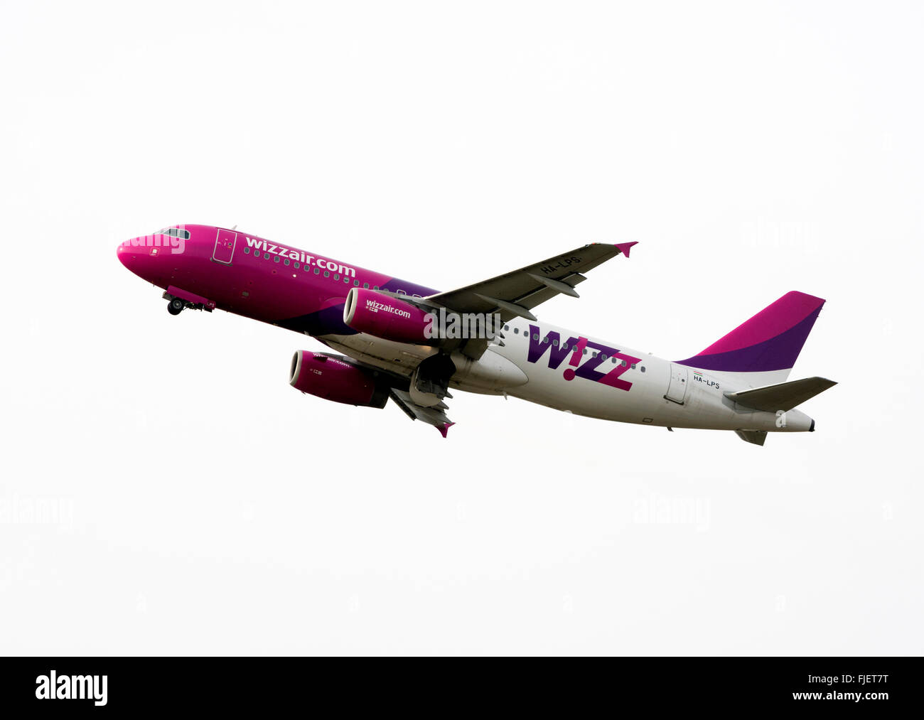 Wizz Air Airbus A320 decollo dall'aeroporto di Birmingham, Regno Unito Foto Stock