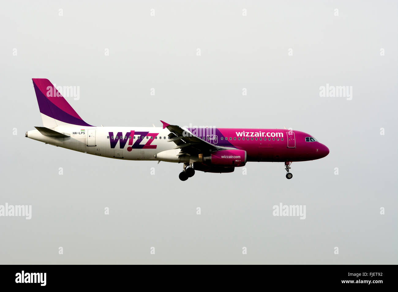 Wizz Air Airbus A320 atterrando all'aeroporto di Birmingham, Regno Unito Foto Stock