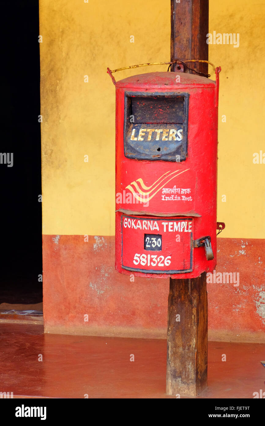 Indian post box al di fuori del tempio in Gokarna, India Foto Stock