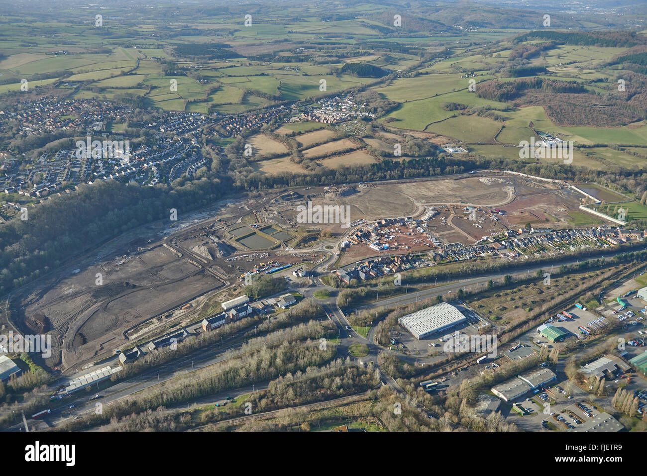 Una veduta aerea di un ex stabilimento sito a Rogerstone vicino a Newport, ora ristrutturati nell'alloggiamento Foto Stock