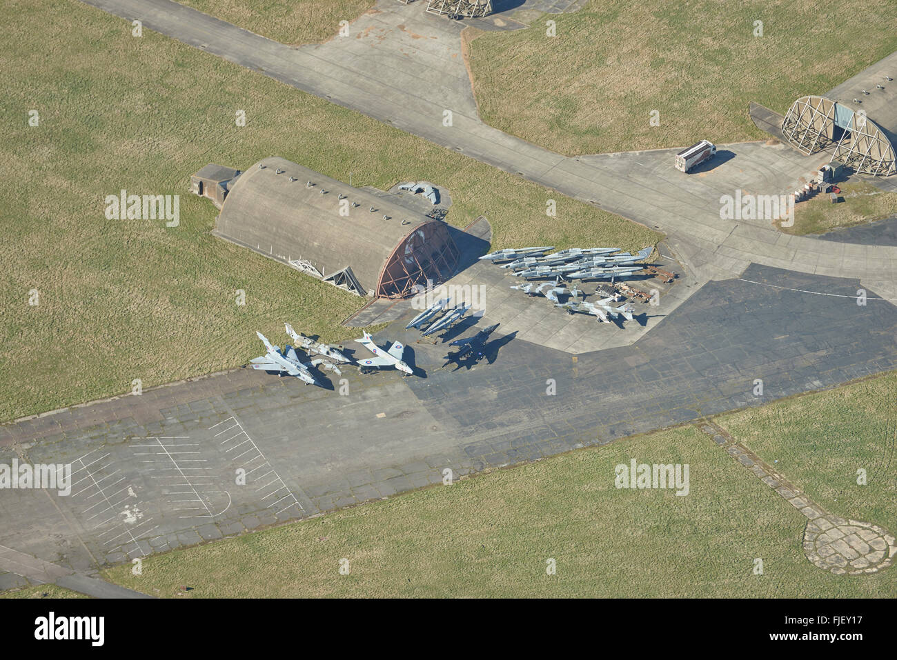 Una veduta aerea di rottami di aerei militari in un aeroporto in Suffolk Foto Stock