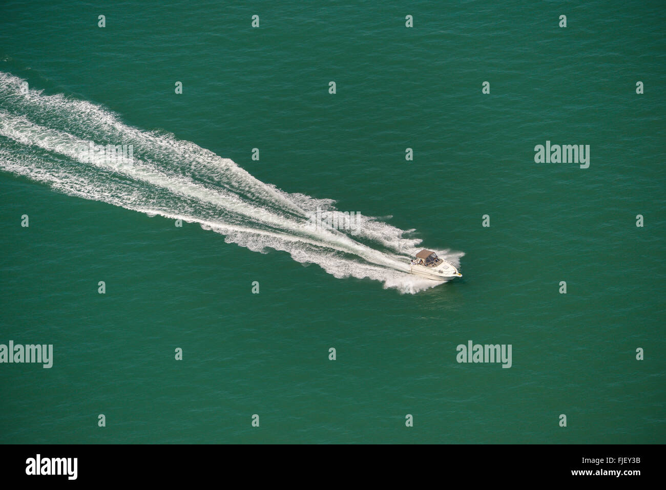 Una veduta aerea di un motoscafo nel Solent Foto Stock