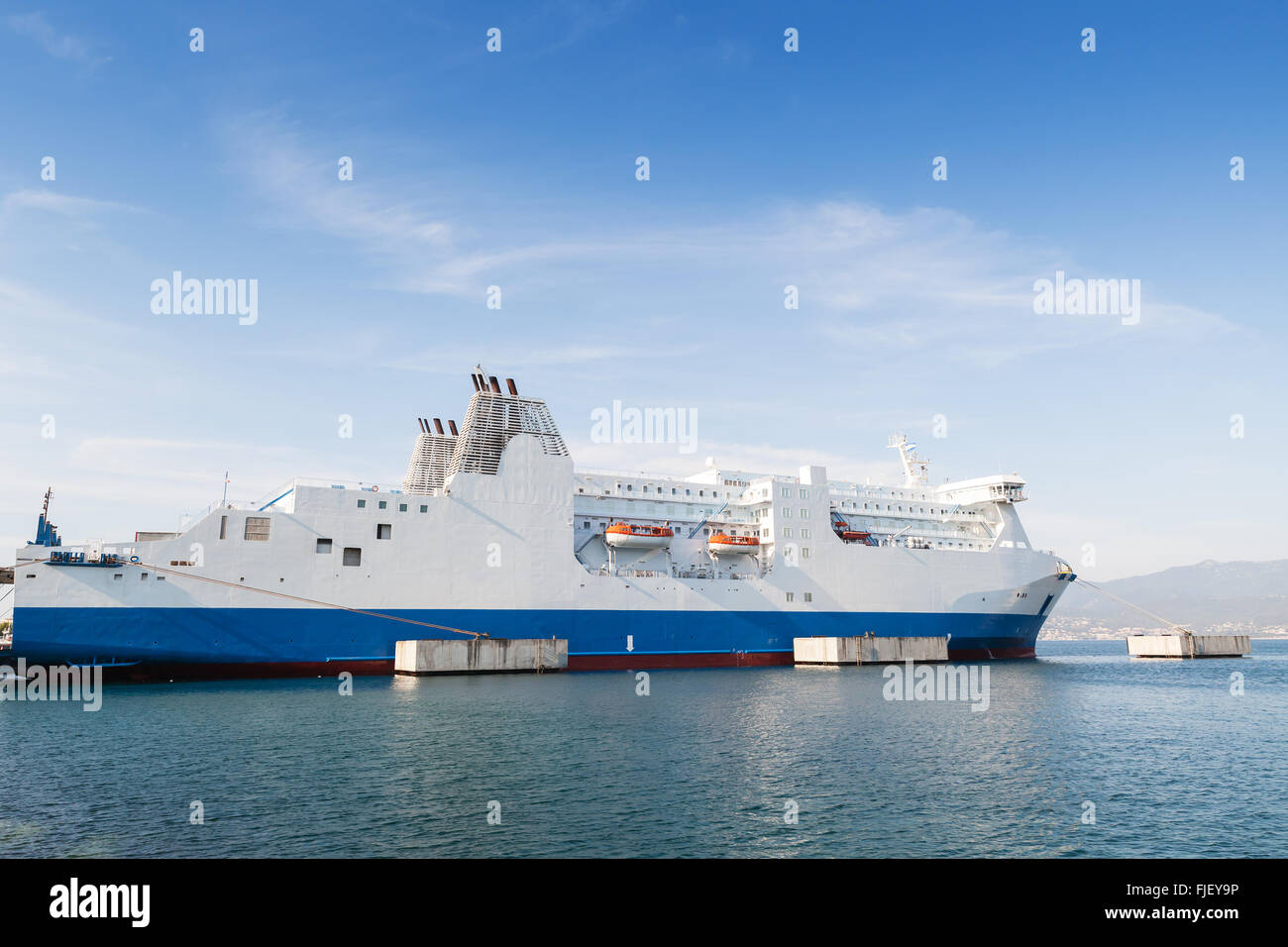Bianco nave traghetto ormeggiate nel porto di Ajaccio Corsica Foto Stock