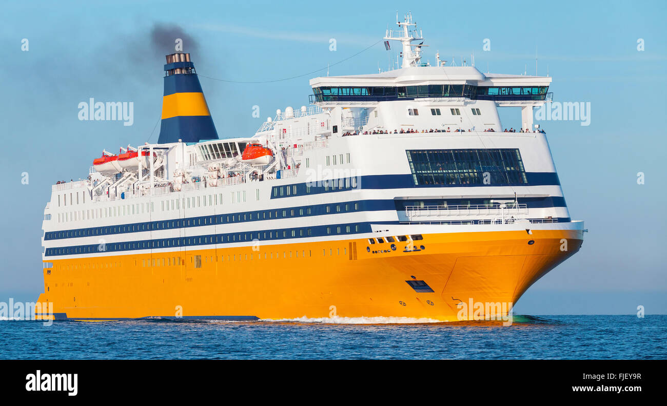 Grande giallo traghetto passeggeri la nave va sul Mare Mediterraneo Foto Stock