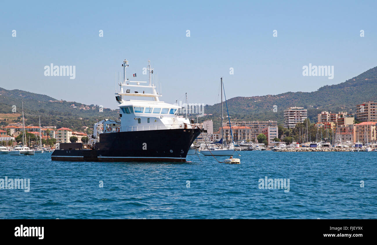 Nave da carico generale utilizzato per la boa e fari stand manutenzione ancorata nella baia di Ajaccio Corsica Foto Stock