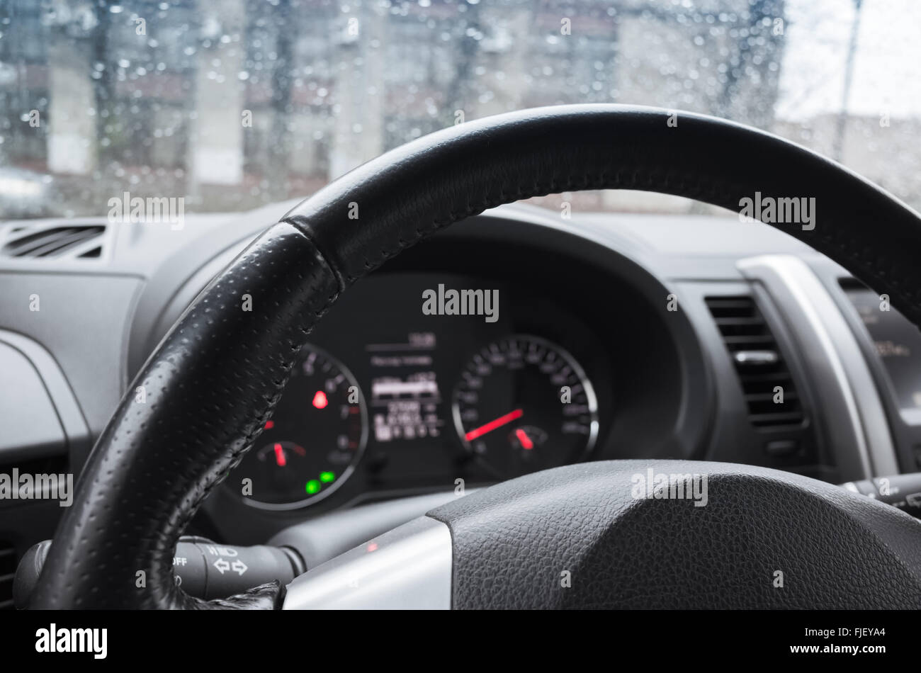 Auto moderna frammento interno con il volante e pannello di controllo Foto Stock