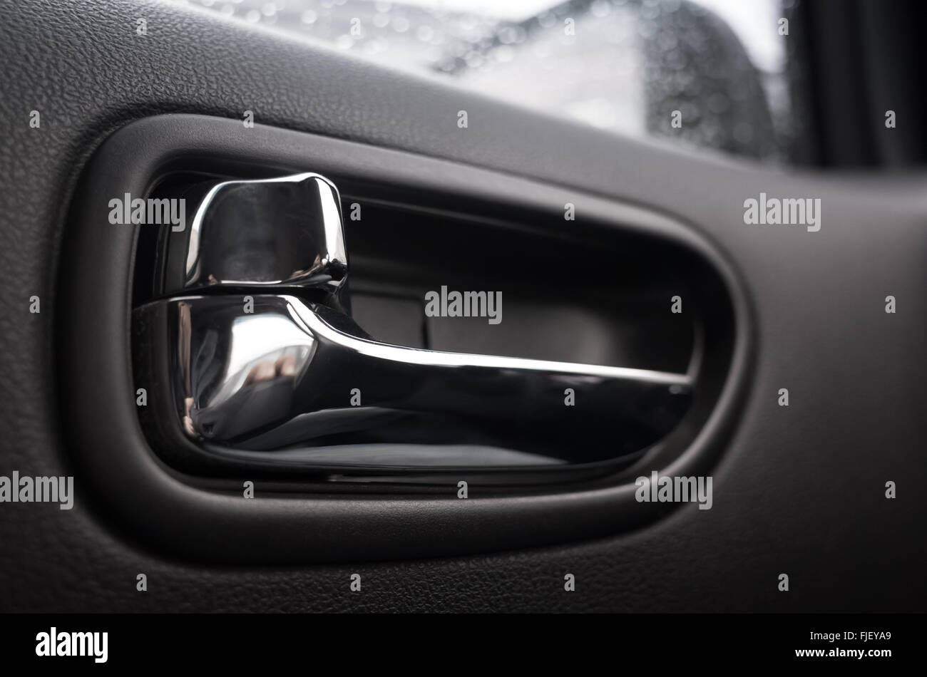 Maniglia interna della porta, auto moderna dettaglio interni Foto Stock