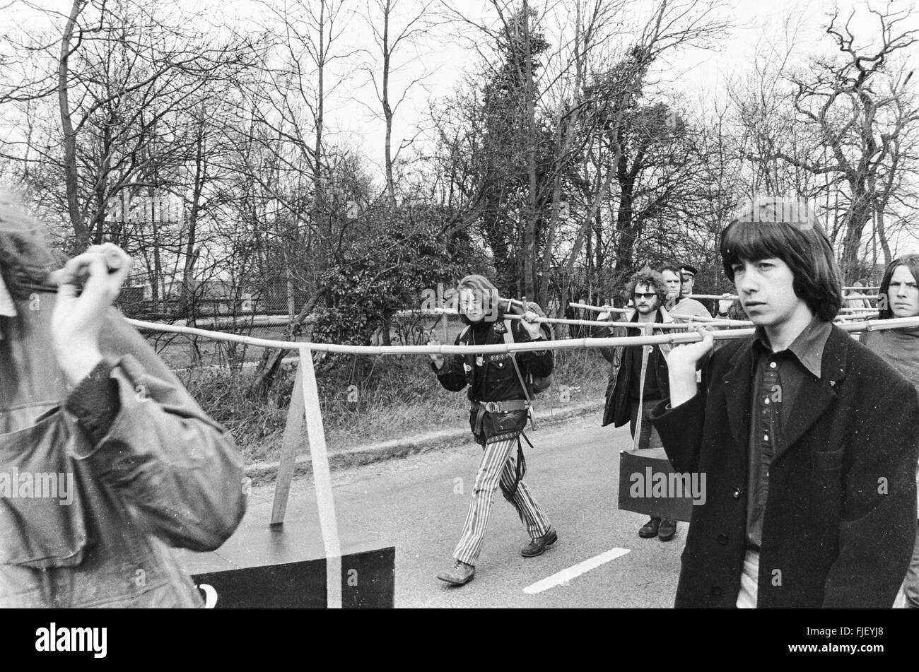 La Londra a Aldermaston anti nucleare di marzo aprile 1972. Giovani attivisti che trasportano le bare oltre i due giorni di percorso, al loro arrivo a Aldermaston Foto Stock