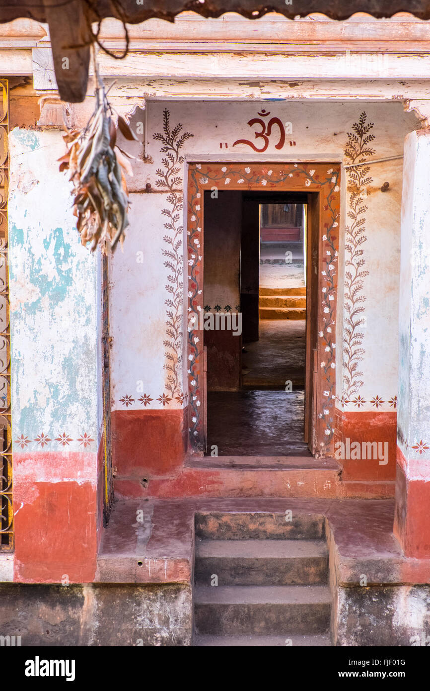 Portali di un vecchio edificio in Gokarna, India Foto Stock