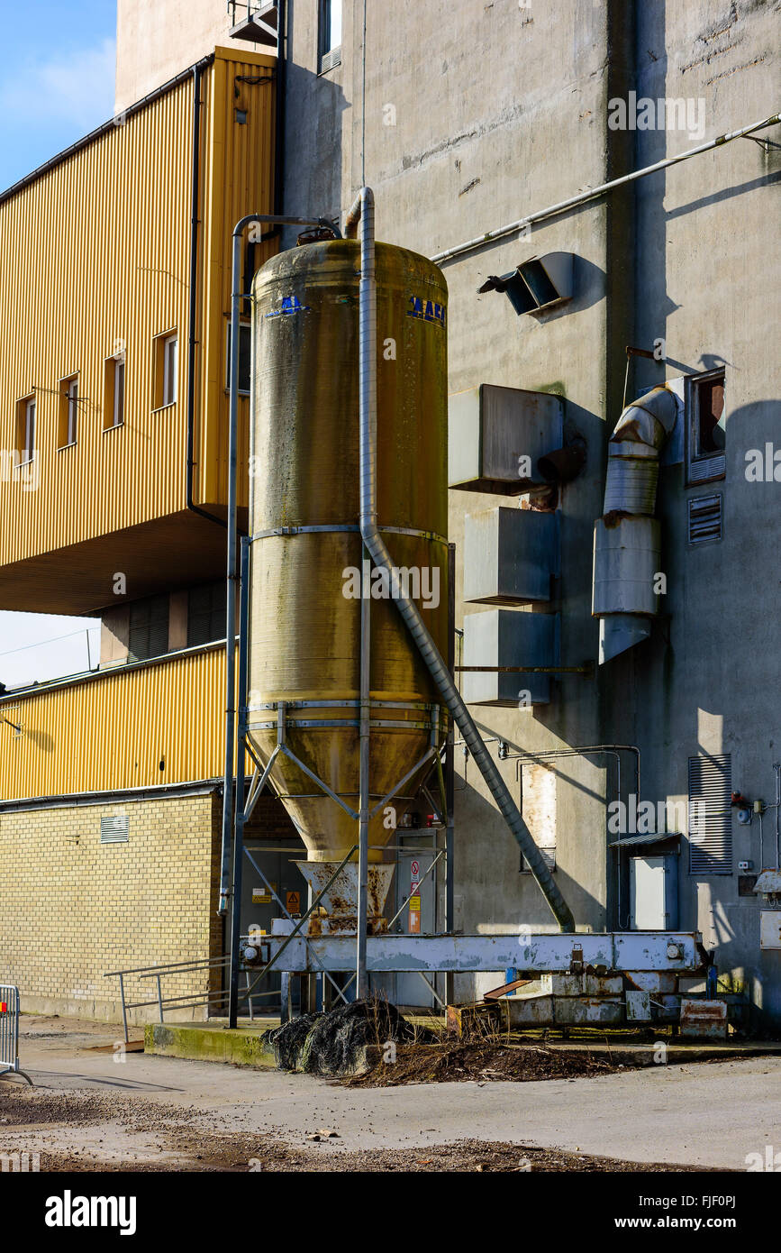 Solvesborg, Svezia - 27 Febbraio 2016: Un piccolo silo abbandonate all'esterno di un edificio industriale con dettagli interessanti Foto Stock