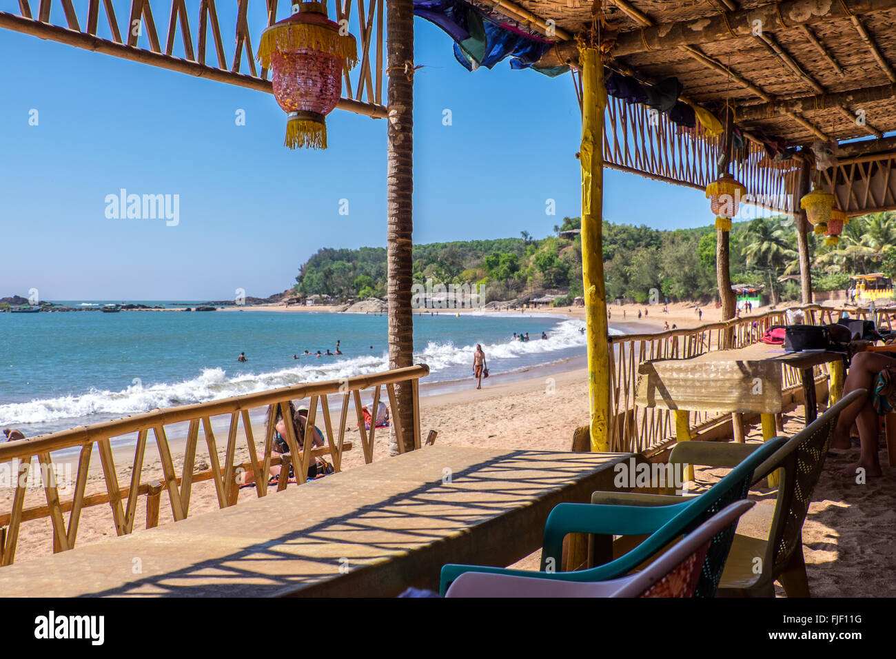 Un ristorante sulla spiaggia sulla spiaggia di Om, Gokarna nello stato indiano del Karnataka. Si tratta di una popolare appendere fuori per backpackers. Foto Stock