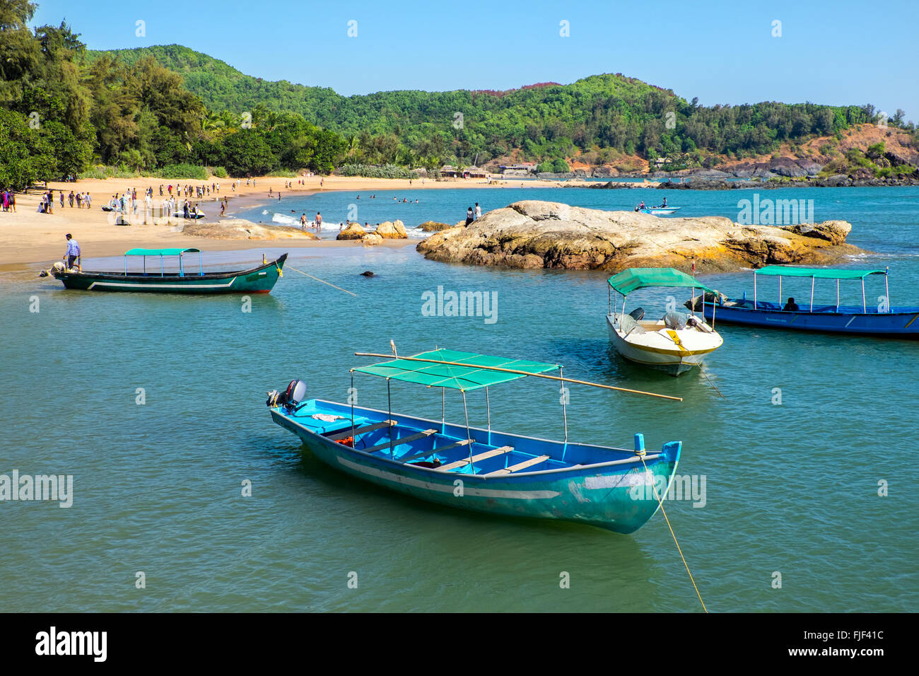 Le imbarcazioni turistiche a Om Beach, Gokarna nello stato indiano del Karnataka , un popolare appendere fuori per backpackers. Foto Stock
