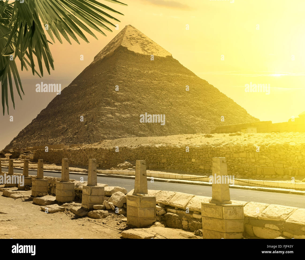 Piramide di Khafre nei pressi di strada in condizioni di luce solare intensa Foto Stock