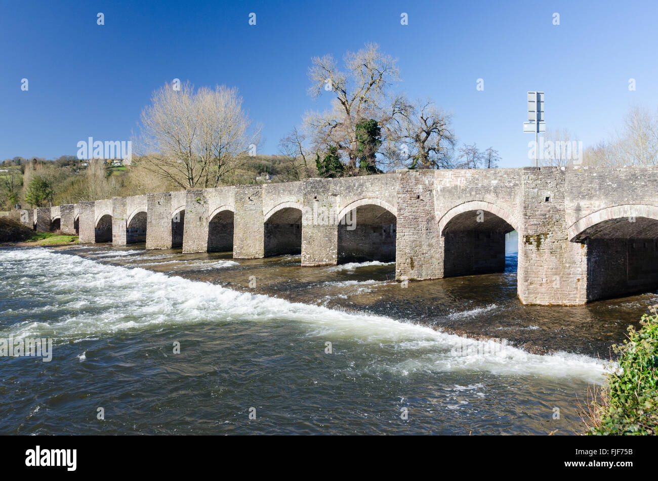 Il Fiume Usk che scorre sotto il ponte in pietra a Crickhowell, Powys Foto Stock