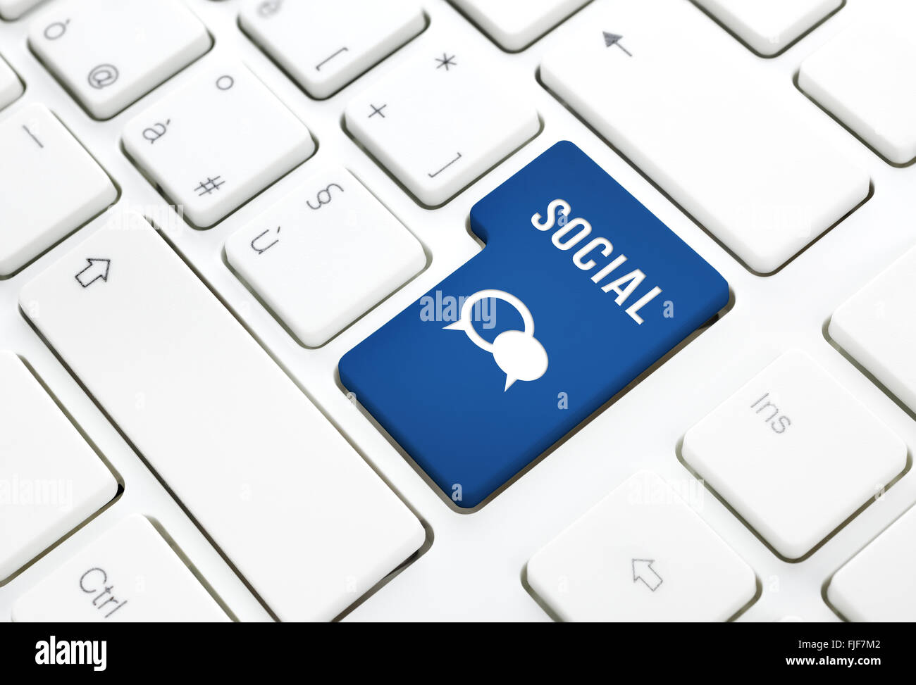 Social business concetto, testo e icona di palloncino, blu pulsante invio o il tasto sulla tastiera bianco fotografia. Foto Stock