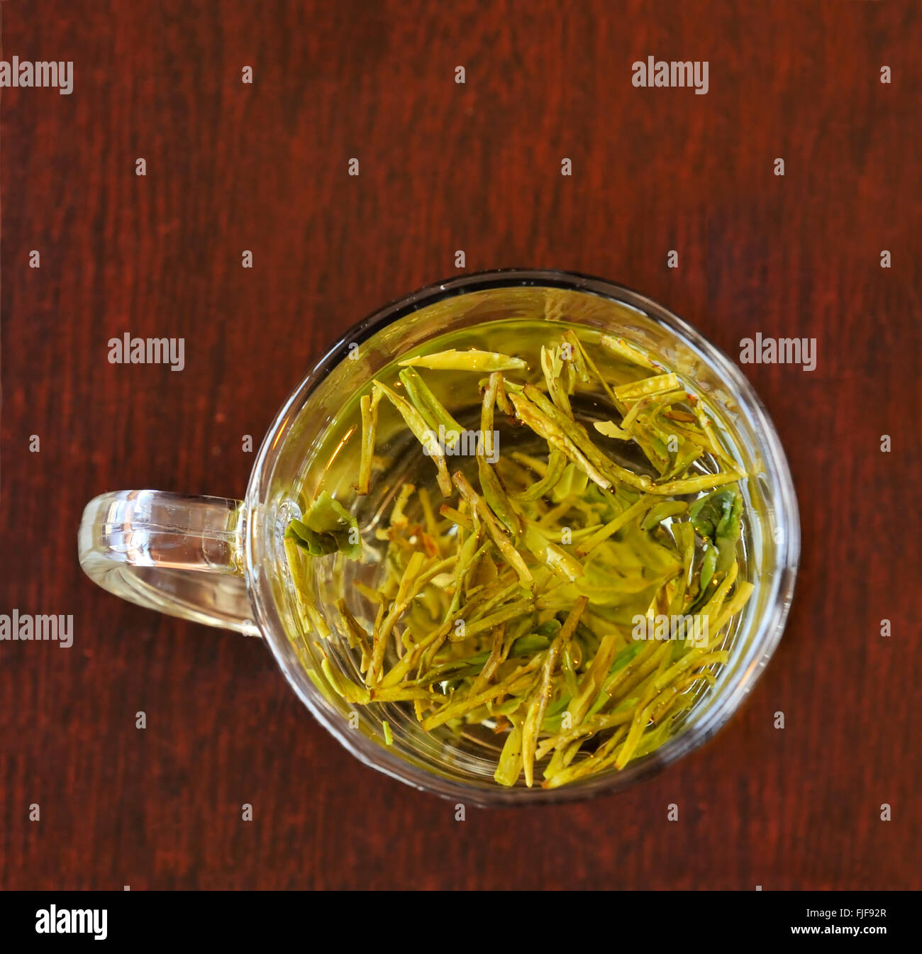 Tazza di tè al gelsomino con foglie; nella prospettiva degli uccelli Foto Stock