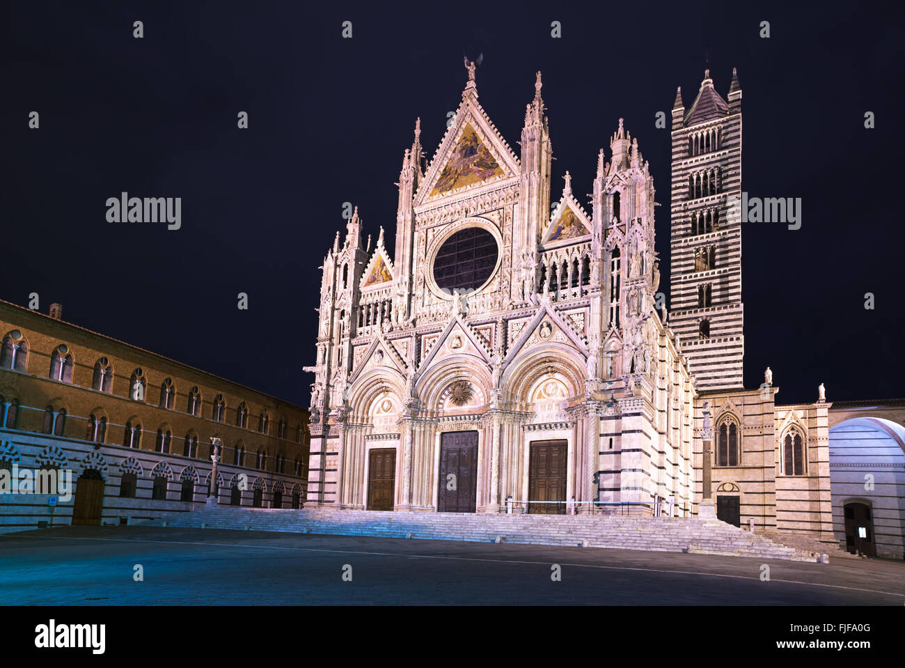 Cattedrale di Siena come punto di riferimento noto come Duomo, notte fotografia. Toscana, Italia, Europa. Foto Stock