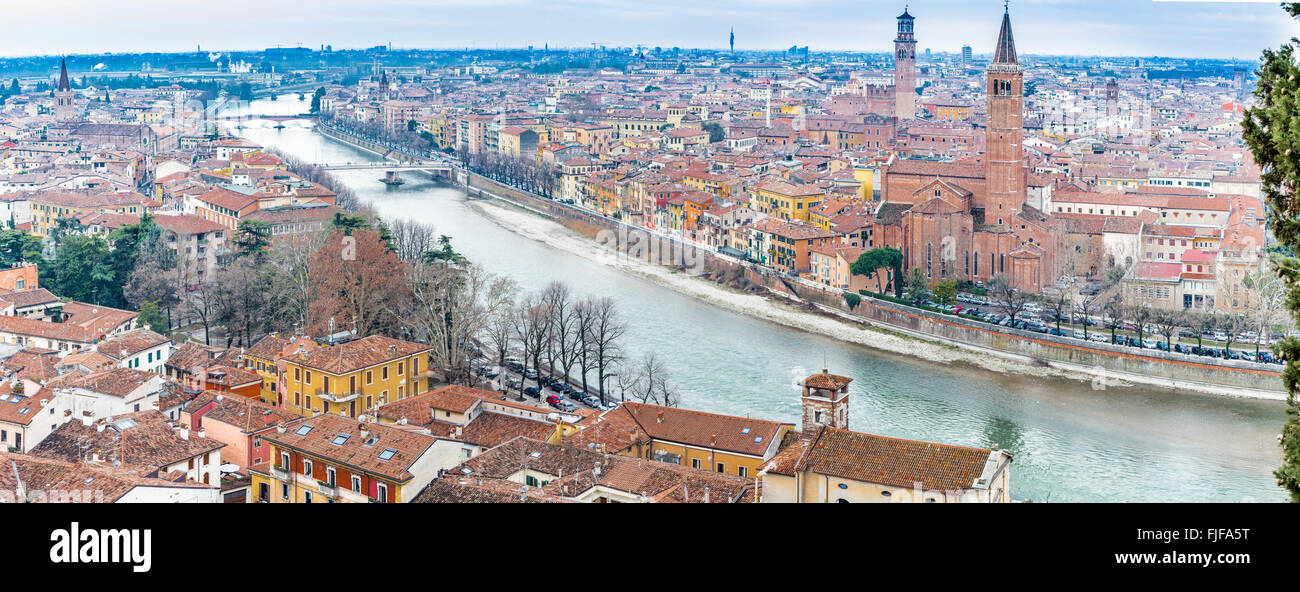 Panorama del fiume Adige come passa attraverso le case e gli edifici storici di Verona in Italia, noto come città romantica di amore perché Romeo e Giulietta di Shakespeare era impostato qui Foto Stock