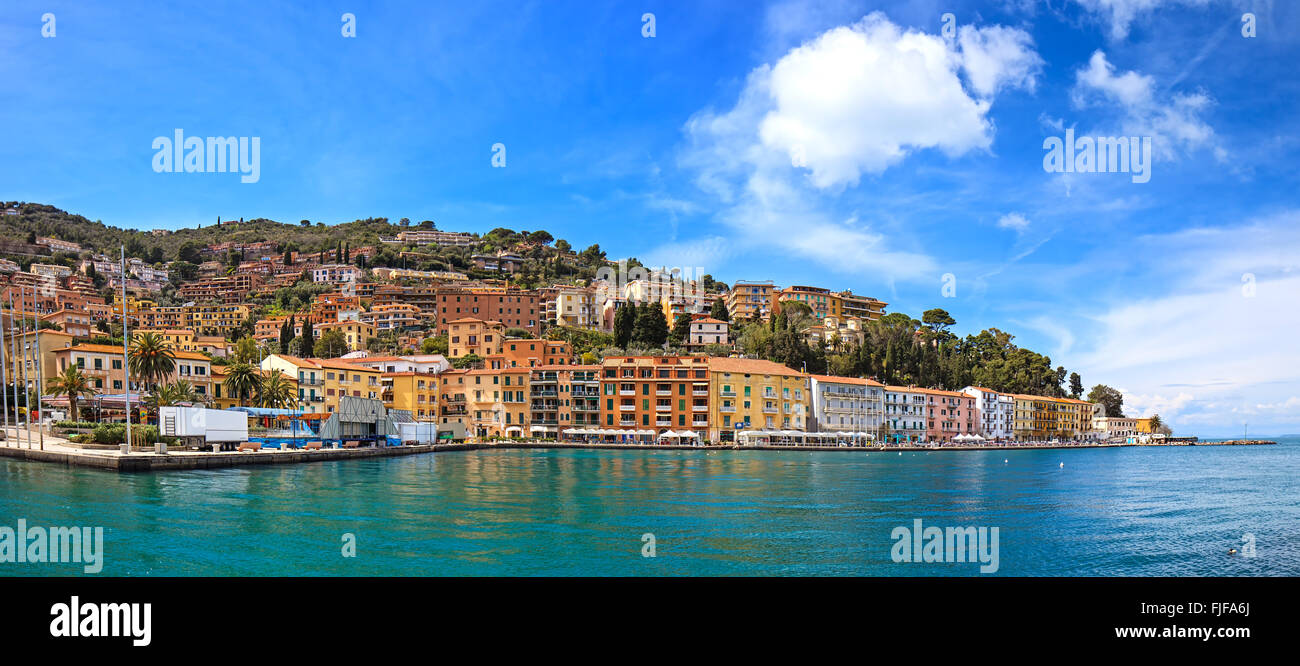 Porto Santo Stefano lungomare panorama, italiano destinazione di viaggio. Argentario, Toscana, Italia. Foto Stock