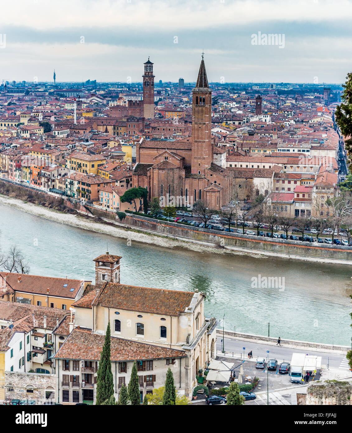 Panorama del fiume Adige come passa attraverso le case e gli edifici storici di Verona in Italia, noto come città romantica di amore perché Romeo e Giulietta di Shakespeare era impostato qui Foto Stock