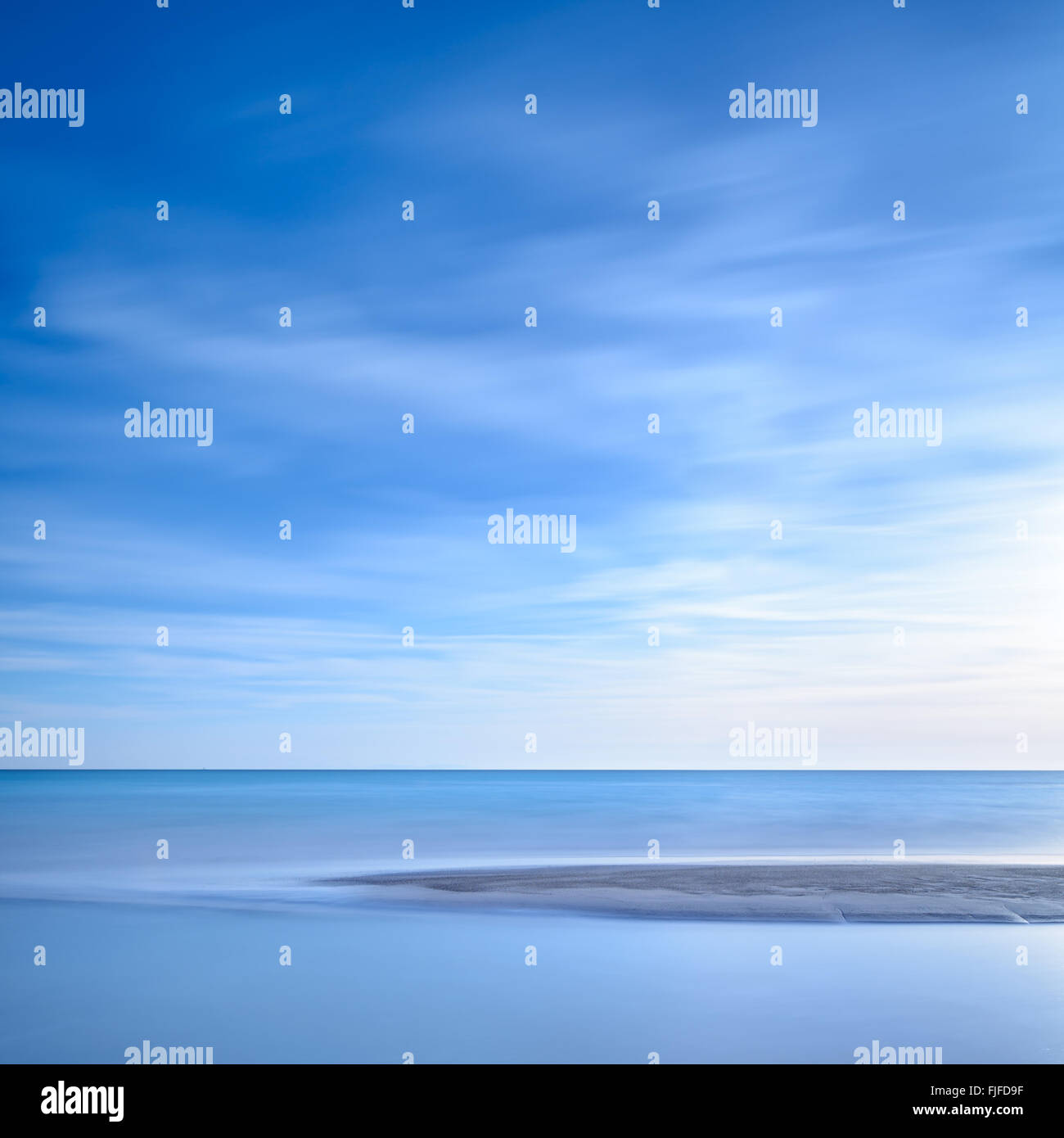 Ocean spiaggia sabbiosa di linea blu e il tramonto. Fotografie con lunghi tempi di esposizione Foto Stock