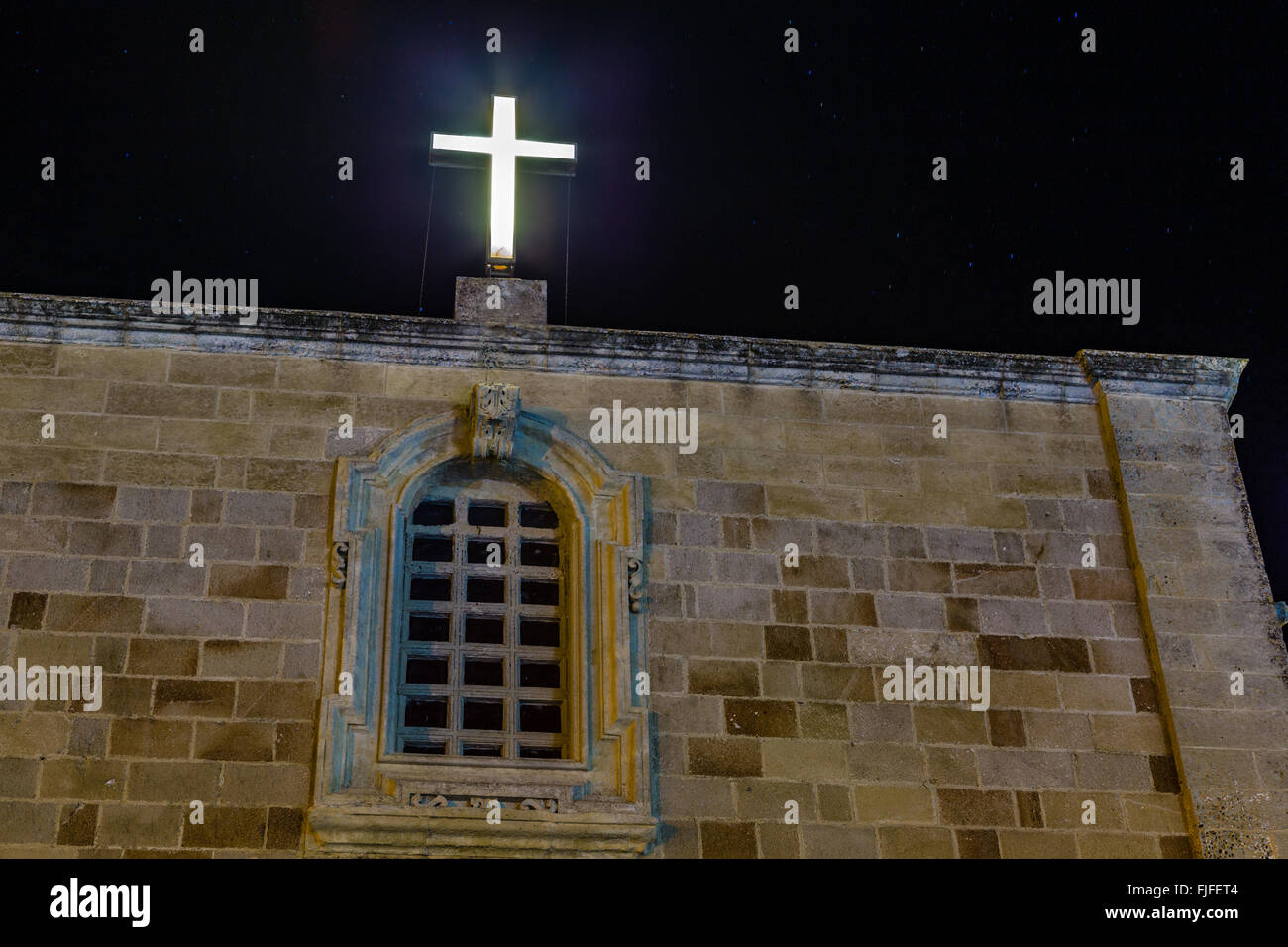Vista notturna della croce sulla Chiesa cattolica in Italia Foto Stock