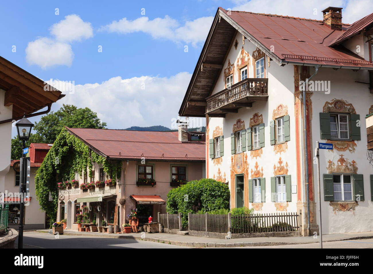 Tipici tradizionali edifici alpini nella città bavarese di Oberammergau, Baviera, Germania, Europa. Foto Stock