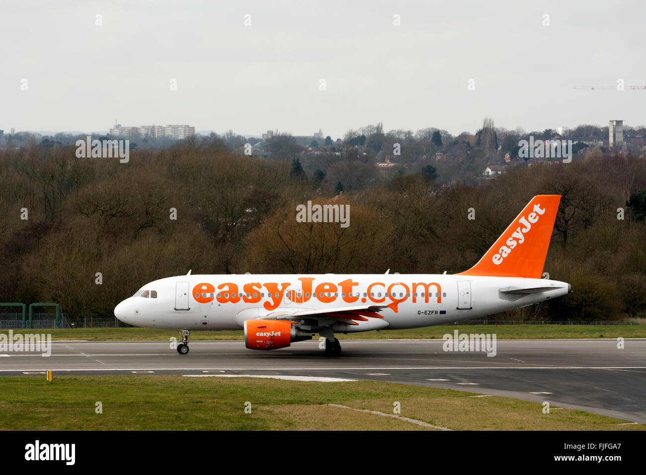 Easyjet Airbus A318 sta per prendere il via all'Aeroporto di Birmingham, Regno Unito Foto Stock