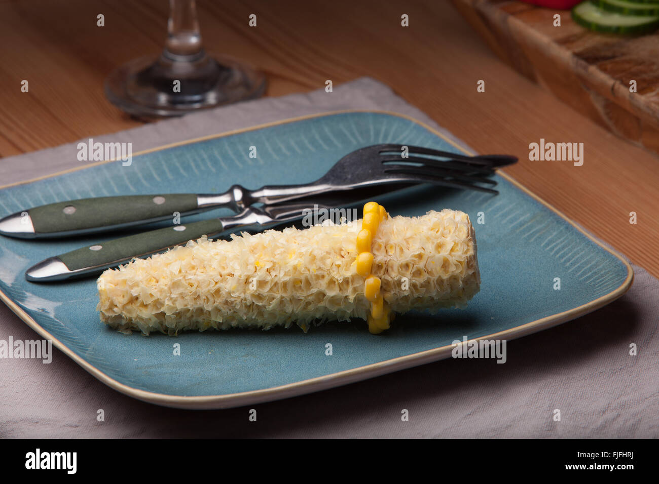 Mangiato il granturco dolce con un anello di mais a sinistra Foto Stock