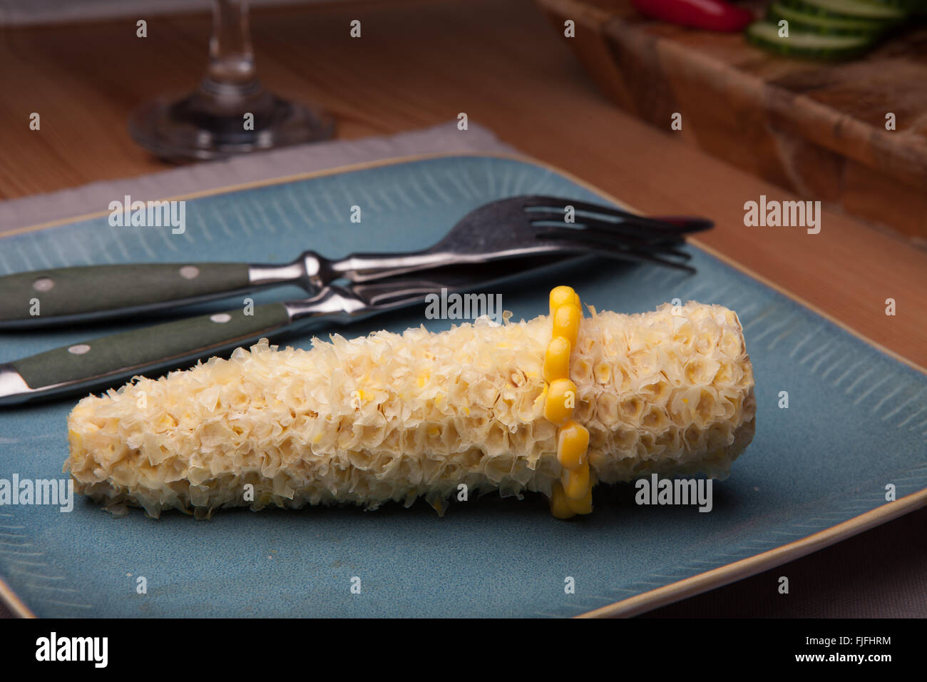 Mangiato il granturco dolce con un anello di mais a sinistra Foto Stock