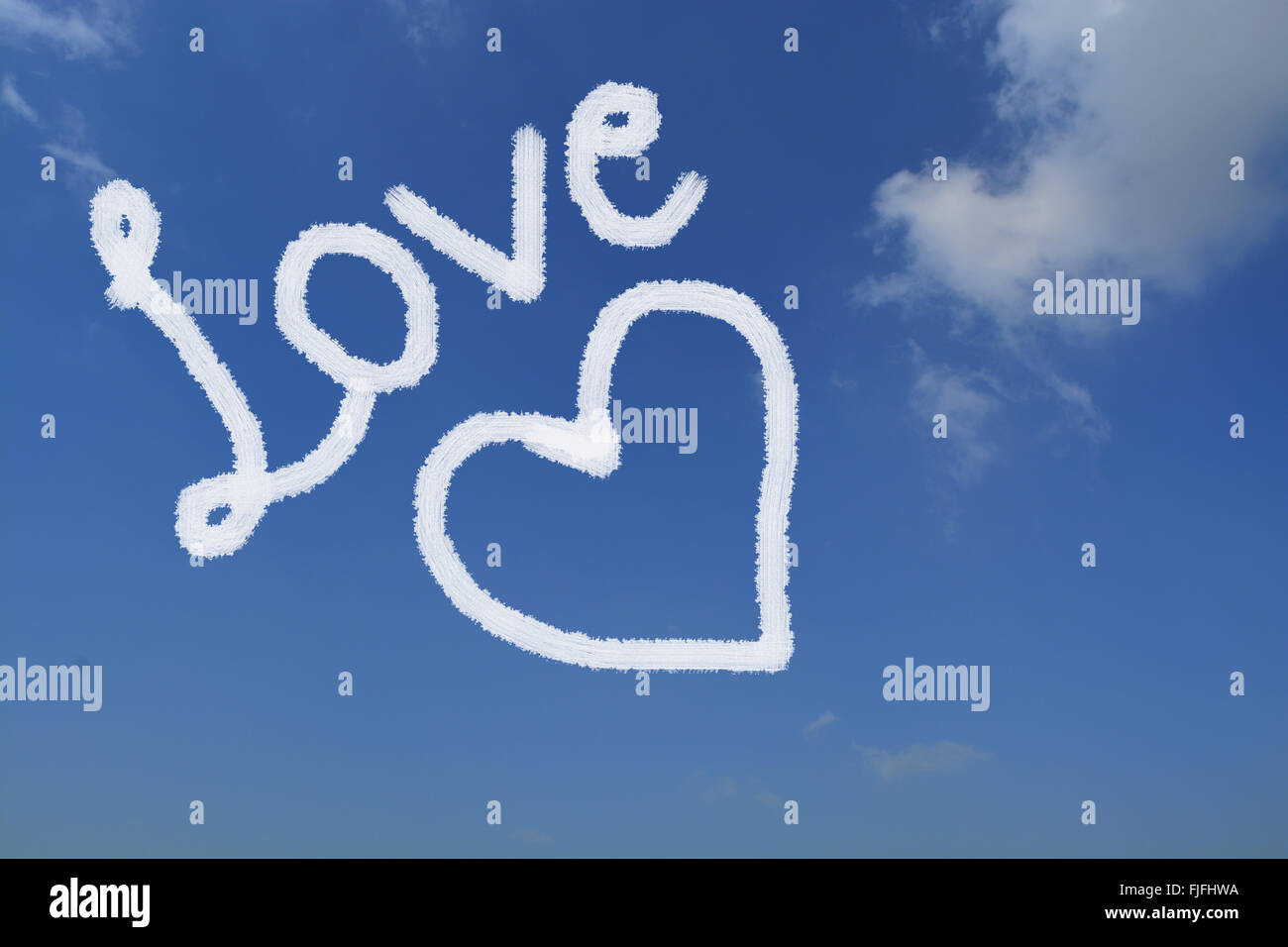 L'amore e il cuore costituito su sky. Foto Stock