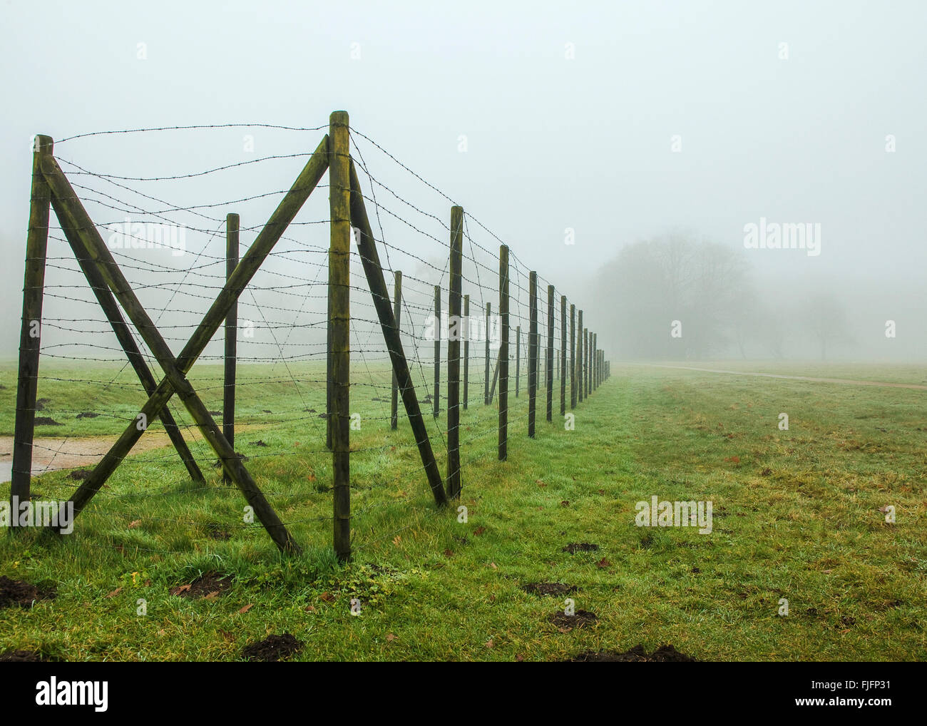 Filo spinato nella nebbia storico di campo di detenzione di Westerbork Foto Stock