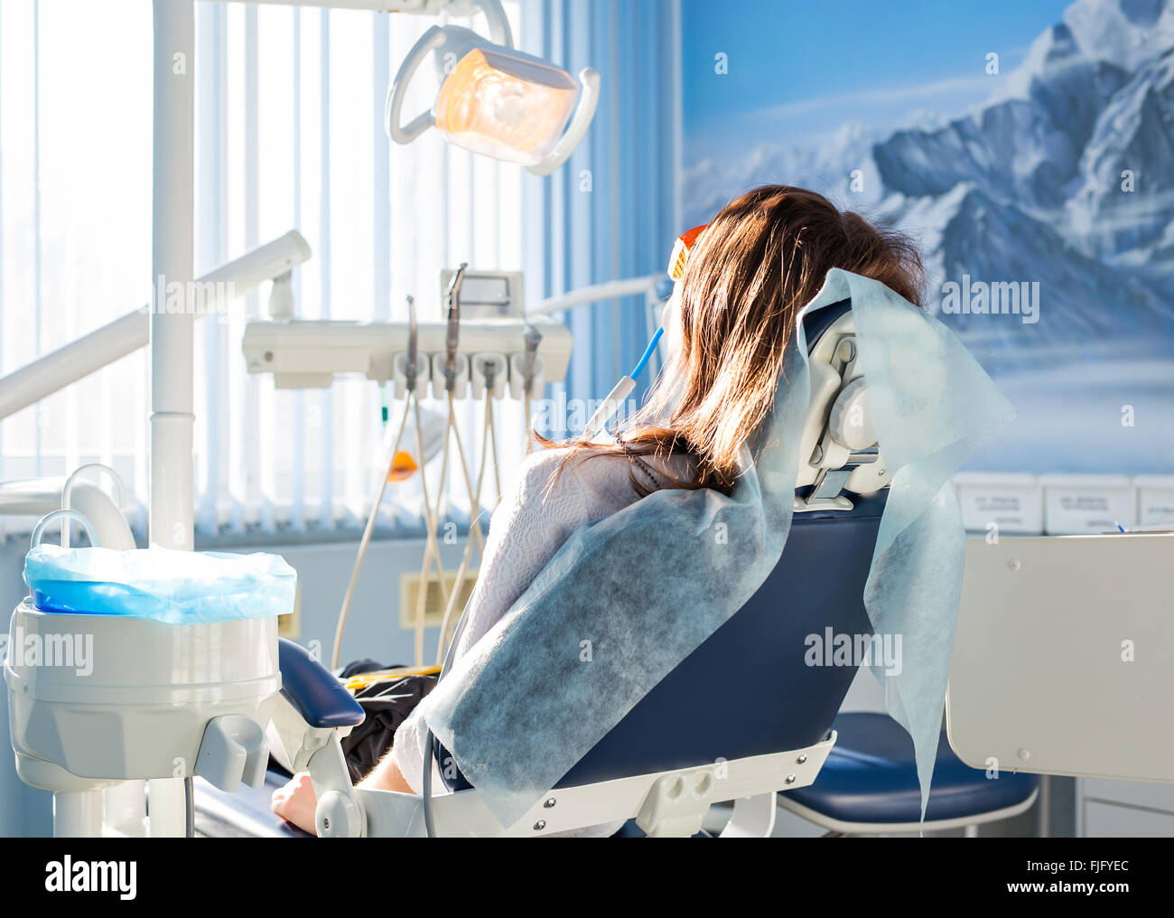 Il sorriso perfetto e denti perfetti. Il dentista paziente seduto in poltrona odontoiatrica in attesa per una consulenza professionale di medico Foto Stock