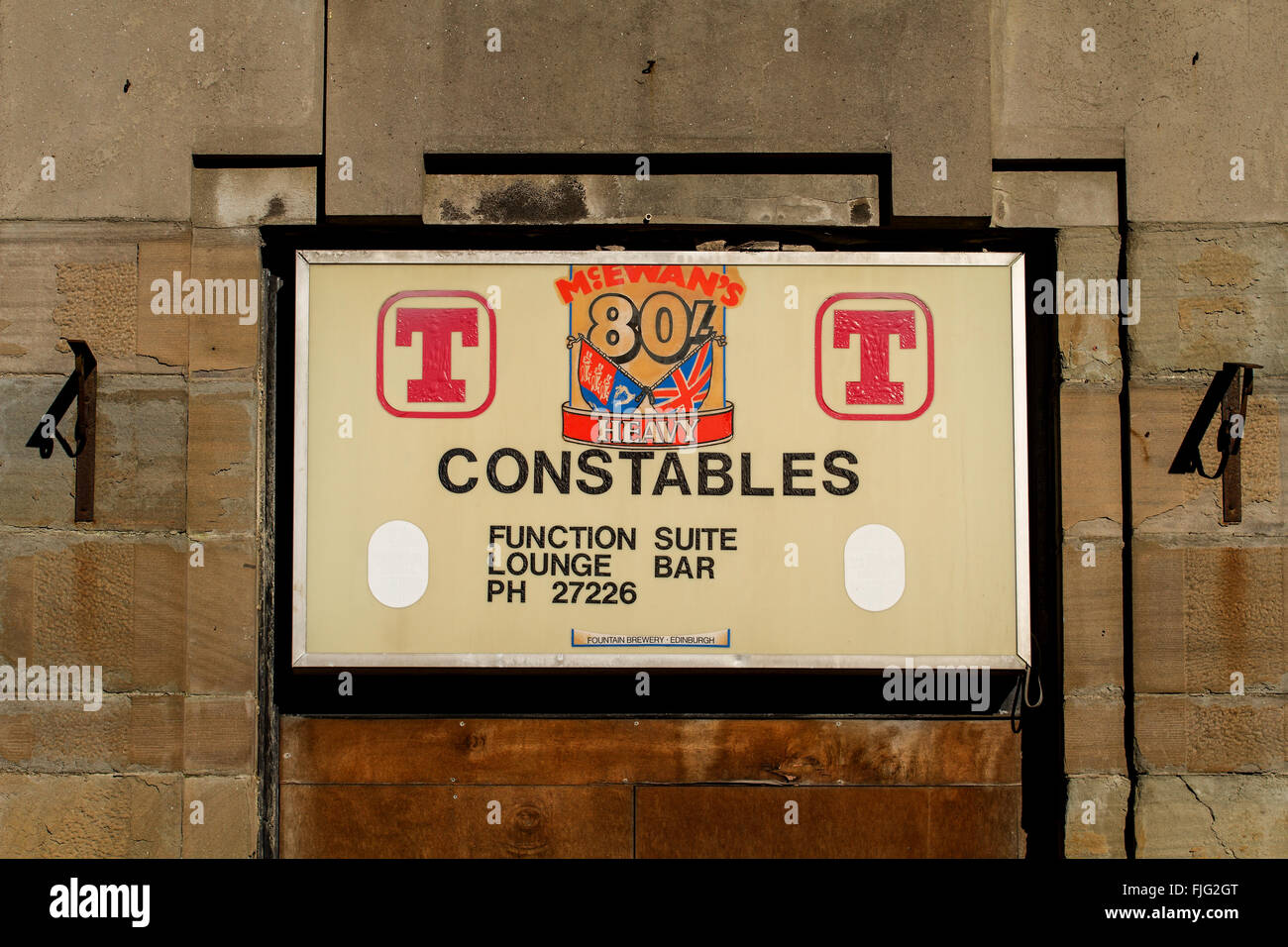 Pub scozzese firmare all'entrata di un abbandonato pub che si chiama 'poliziotti" che ha colpito il 1995 notizie a Dundee, Regno Unito Foto Stock