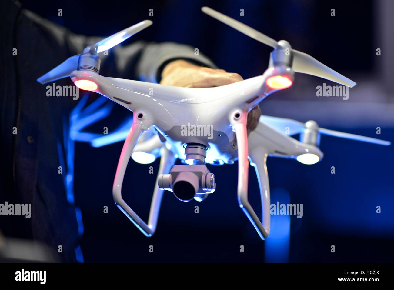 Il DJI Phantom 4 Drone con sensori anticollisione è in grado di evitare gli  ostacoli e tenere traccia di esseri umani Foto stock - Alamy