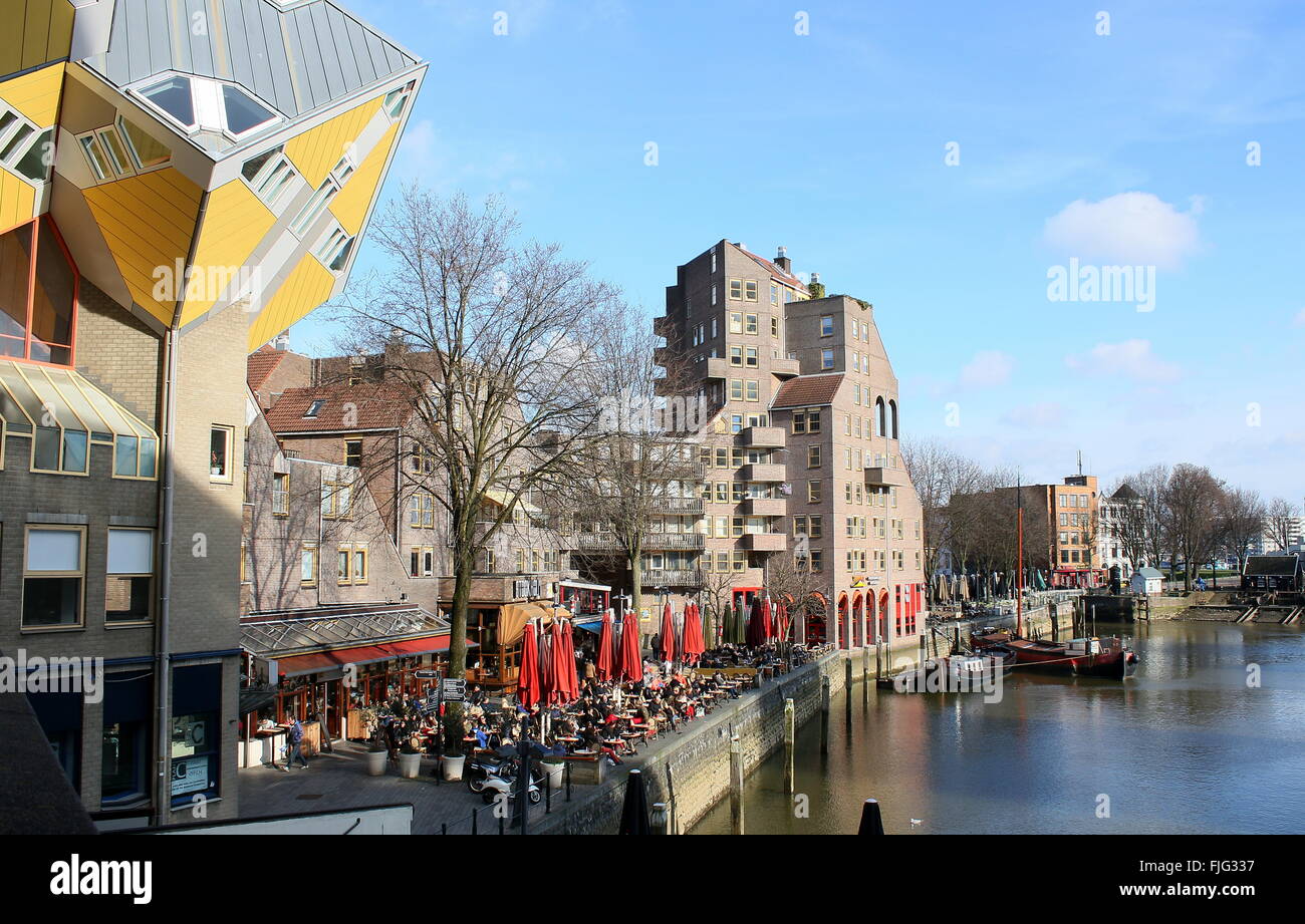 Anni Settanta Cube Case (Kubuswoningen) in Rotterdam Blaak, Paesi Bassi, guardando verso Oude Haven (porto vecchio) Foto Stock