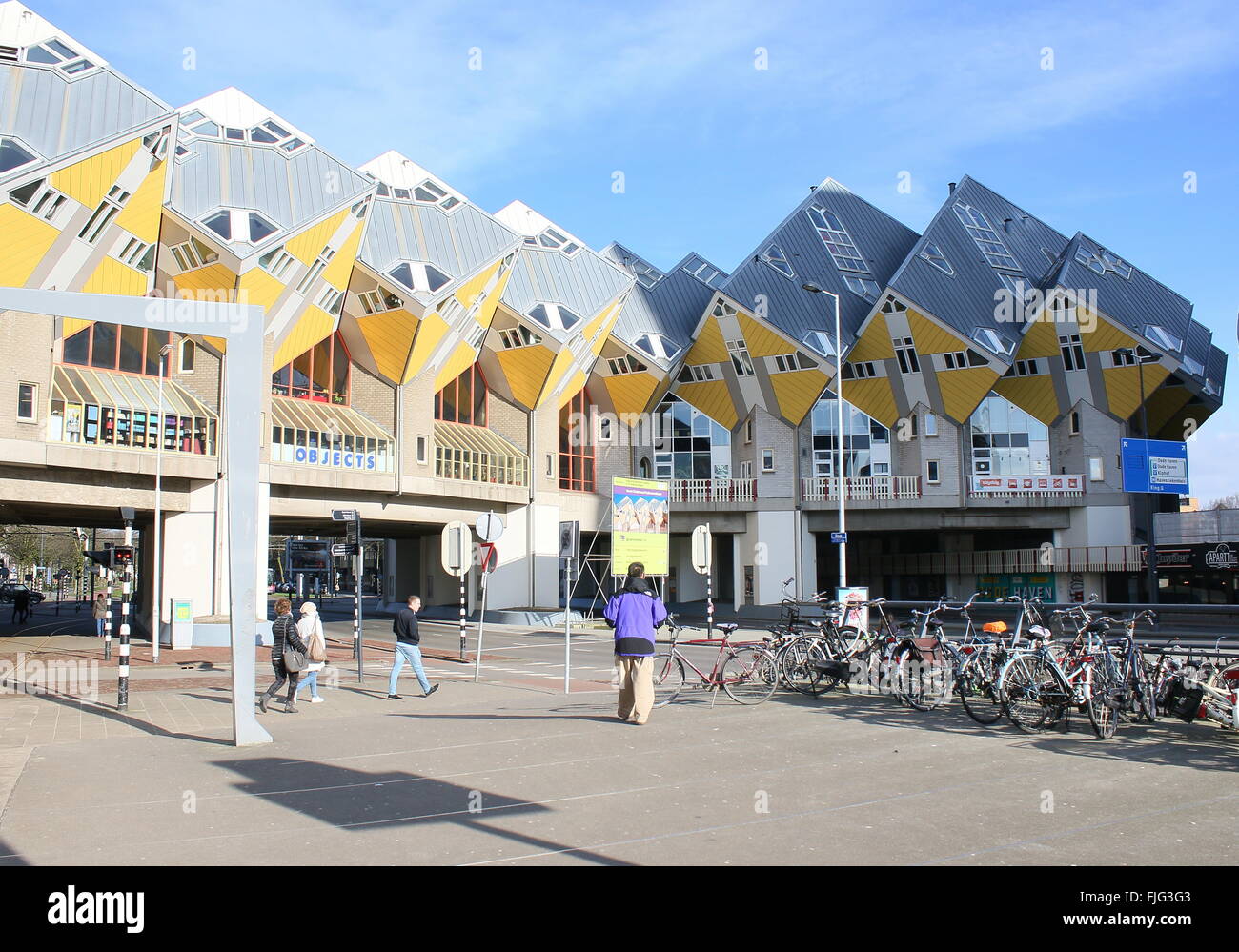 Kubuswoningen o case cubiche dagli anni settanta in Rotterdam Blaak, Paesi Bassi, progettato dall architetto olandese Piet Blom Foto Stock
