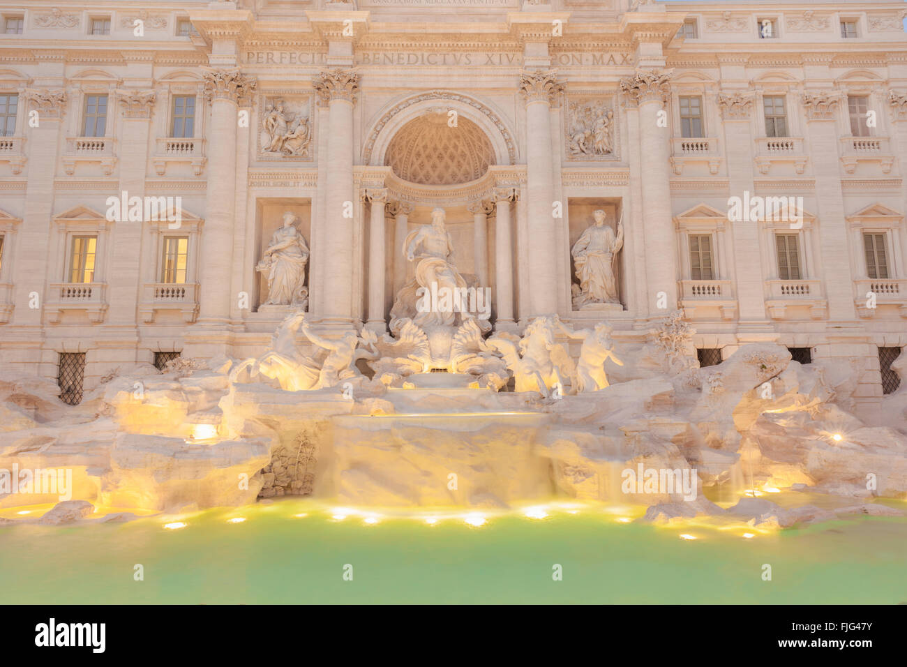 Una vista frontale della Fontana di Trevi a Roma, Italia Foto Stock