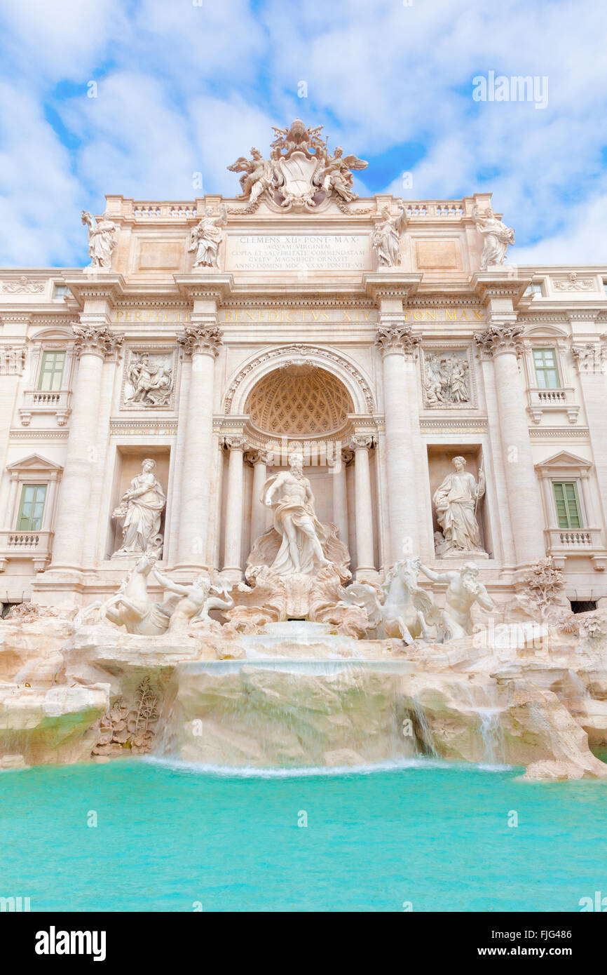 Una vista frontale della Fontana di Trevi a Roma, Italia Foto Stock