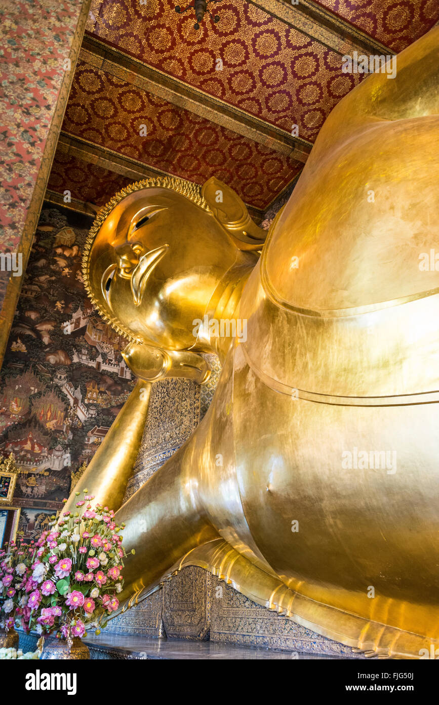 Buddha reclinato, Wat Pho tempio di Bangkok, Tailandia Foto Stock