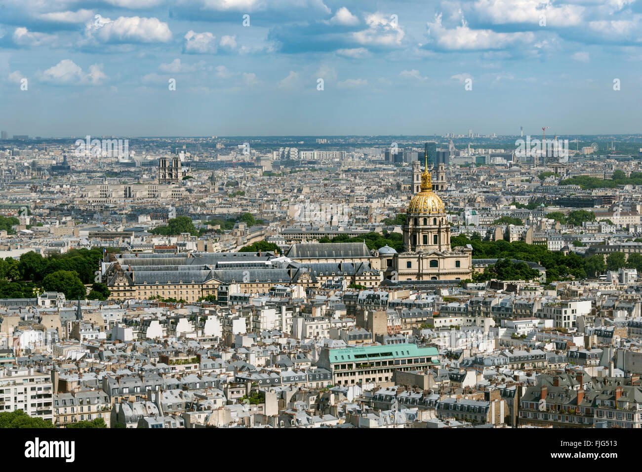 Cityscape, vista dalla Torre Eiffel oltre l'Hôtel national des Invalides, Les Invalides, Parigi, Île-de-France, Francia Foto Stock