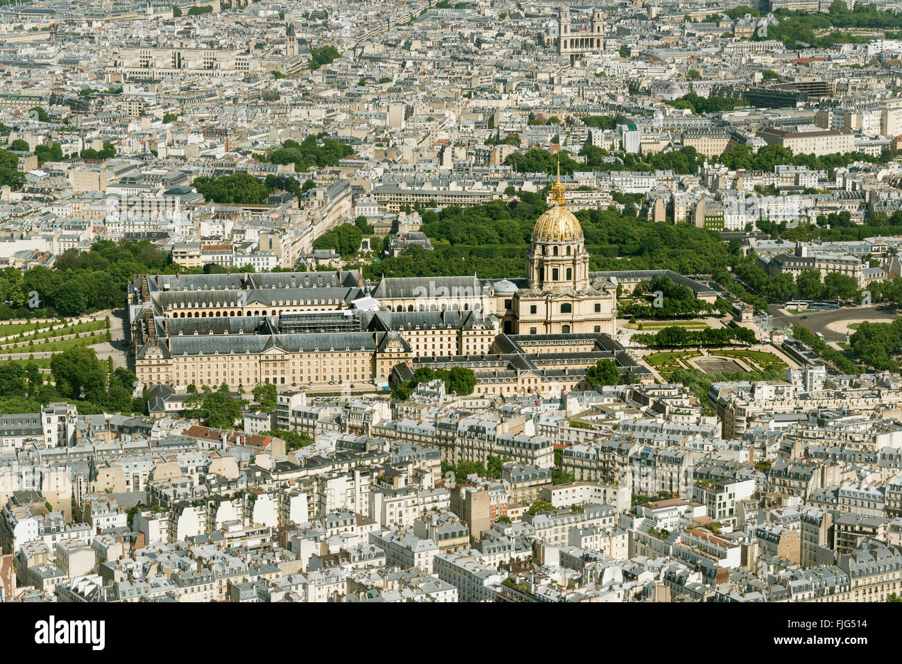 Cityscape, vista dalla Torre Eiffel oltre l'Hôtel national des Invalides, Les Invalides, Parigi, Île-de-France, Francia Foto Stock