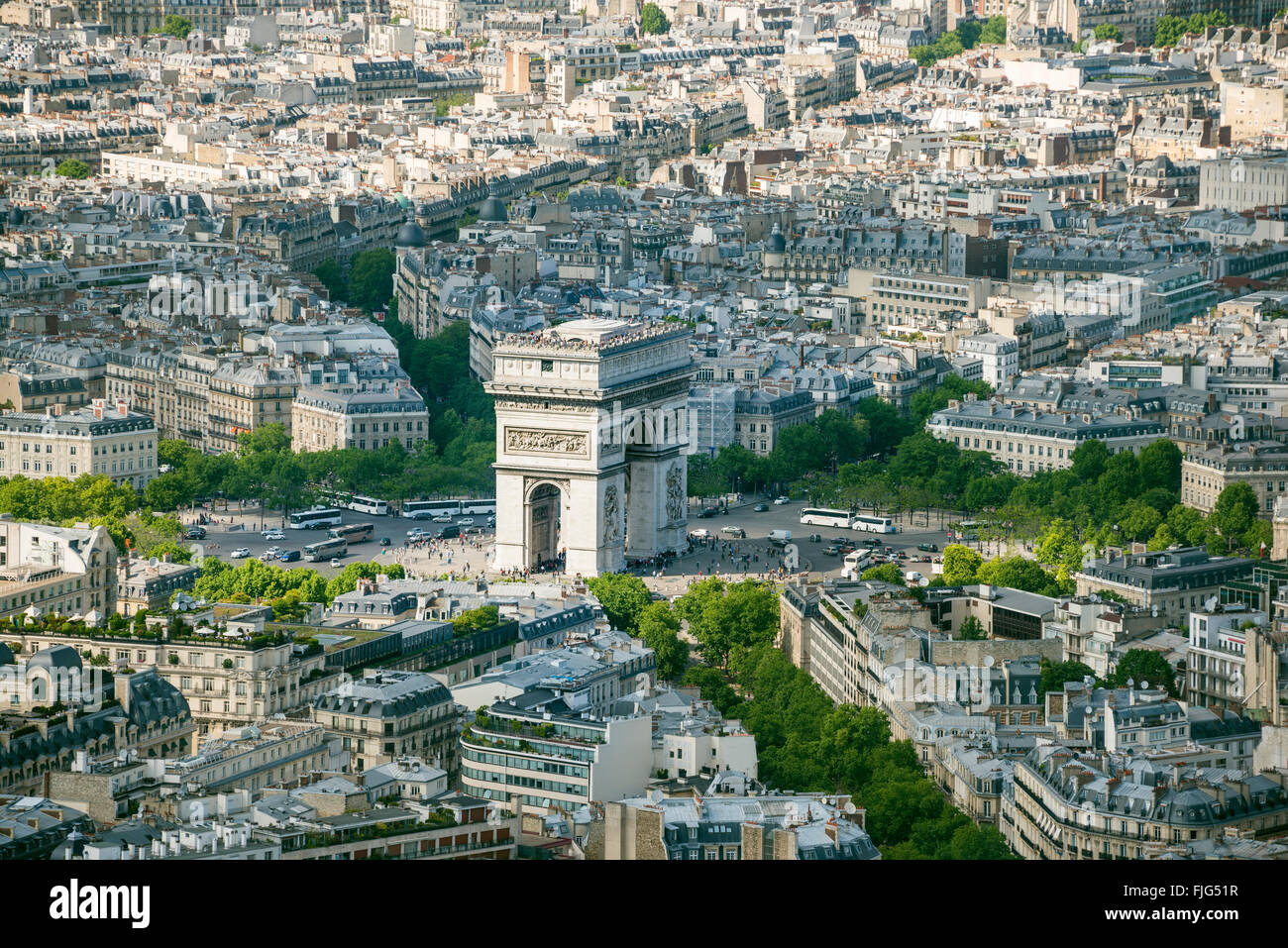 Cityscape, vista dalla torre Eiffel all'Arc de Triomphe e Place Charles de Gaulle di Parigi, Île-de-France, Francia Foto Stock