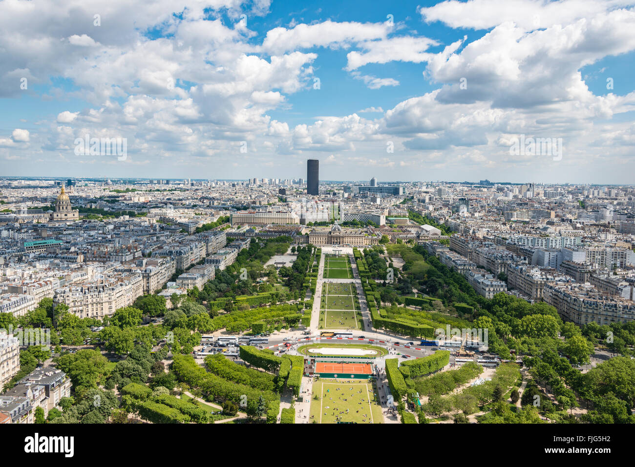 Cityscape, vista dalla Torre Eiffel su Parc du Champ de Mars, Torre di Montparnasse dietro, Parigi, Île-de-France, Francia Foto Stock