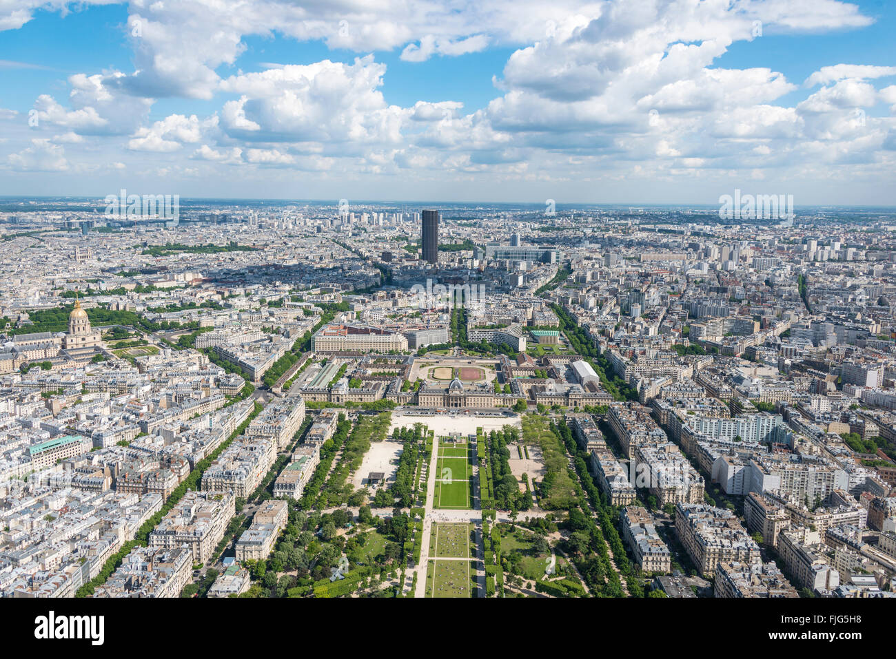 Cityscape, vista dalla Torre Eiffel su Parc du Champ de Mars, Torre di Montparnasse dietro, Parigi, Île-de-France, Francia Foto Stock